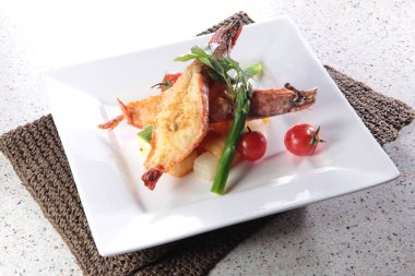 Arka planda kuşkonmaz olan lezzetli kızarmış karides manzarasını kapat.