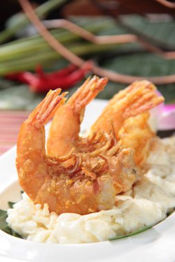 derin yağda kızartılmış karides yemekleri