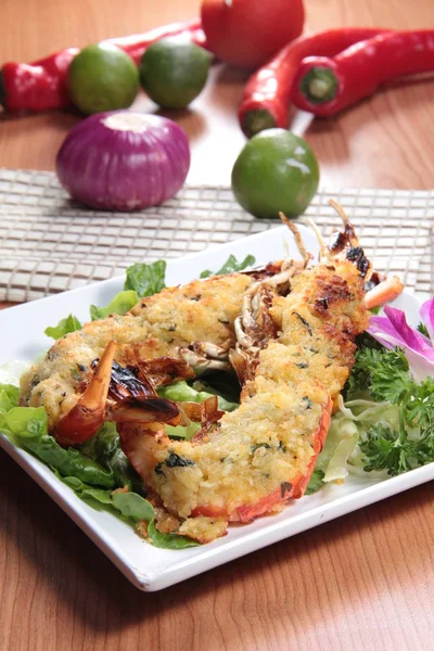 Close View Delicious Fried Shrimps Salad Leaves Background — Fotografia de Stock