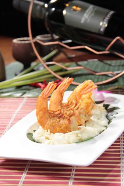 derin yağda kızartılmış karides yemekleri