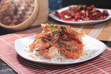 derin yağda kızartılmış karides yemekleri