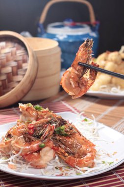 derin yağda kızartılmış karides yemekleri