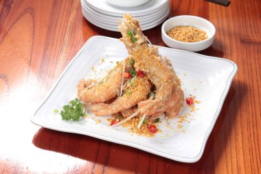 derin yağda kızartılmış karides yemekleri