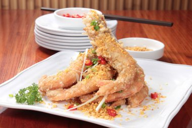 derin yağda kızartılmış karides yemekleri