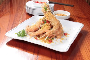 derin yağda kızartılmış karides yemekleri