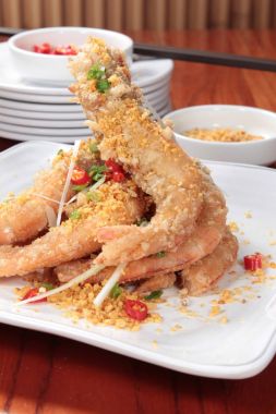 derin yağda kızartılmış karides yemekleri