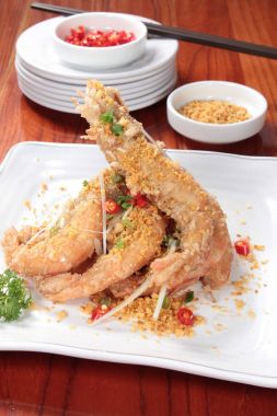 derin yağda kızartılmış karides yemekleri