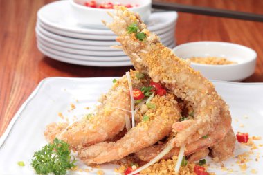 derin yağda kızartılmış karides yemekleri