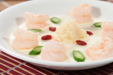 derin yağda kızartılmış karides yemekleri