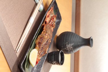 derin yağda kızartılmış karides yemekleri