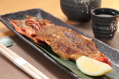 derin yağda kızartılmış karides yemekleri