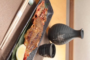 derin yağda kızartılmış karides yemekleri