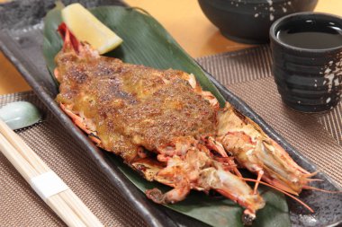 derin yağda kızartılmış karides yemekleri