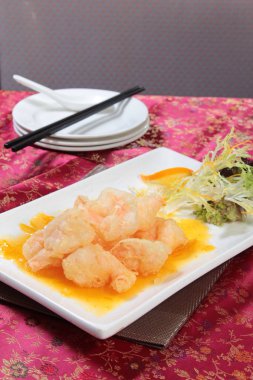 derin yağda kızartılmış karides yemekleri