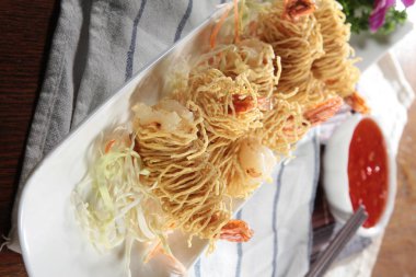 Arka planda lezzetli kızarmış karideslerin yakın görüntüsü