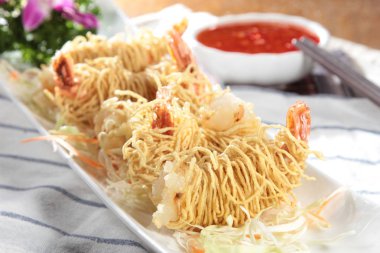 Arka planda lezzetli kızarmış karideslerin yakın görüntüsü