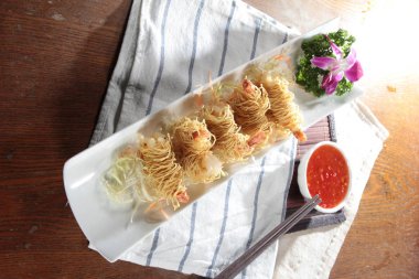 Arka planda lezzetli kızarmış karideslerin yakın görüntüsü