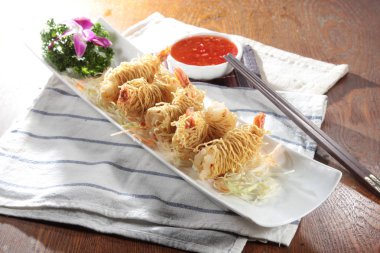 Arka planda lezzetli kızarmış karideslerin yakın görüntüsü