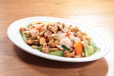 Kızarmış pirinç, sebze ve etle karıştırın.