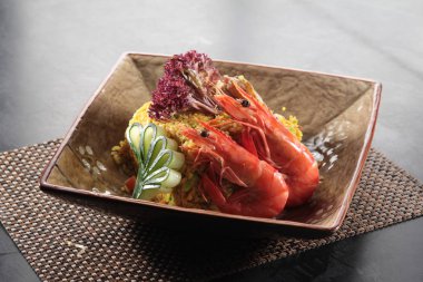 Arkadaki lezzetli karideslerin yakın görüntüsü