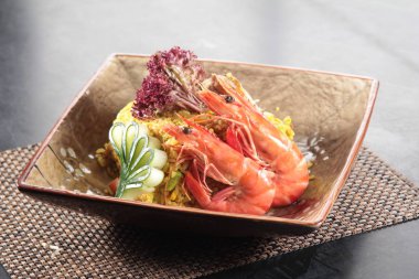 Arkadaki lezzetli karideslerin yakın görüntüsü