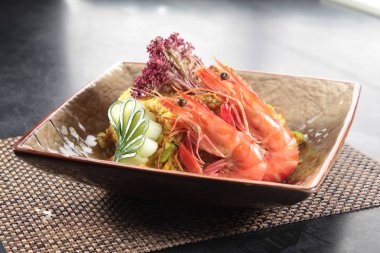 Arkadaki lezzetli karideslerin yakın görüntüsü