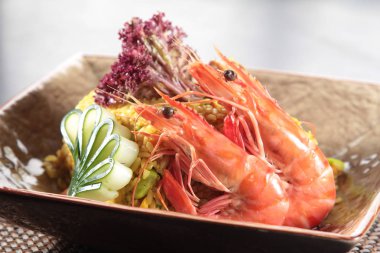 Arkadaki lezzetli karideslerin yakın görüntüsü