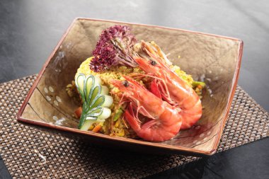 Arkadaki lezzetli karideslerin yakın görüntüsü