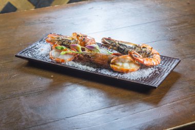 Arkadaki lezzetli karideslerin yakın görüntüsü