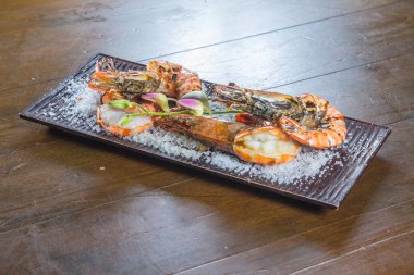 Arkadaki lezzetli karideslerin yakın görüntüsü