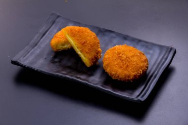 Sos ve susamlı kızarmış tavuk kanadı.