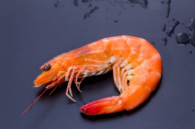 Lezzetli, siyah arka planda taze karides.