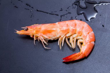 Lezzetli, siyah arka planda taze karides.