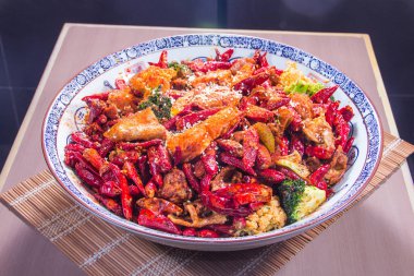 Lezzetli ızgara karides ve biber manzarası. 