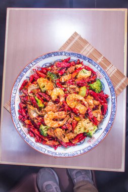 Lezzetli ızgara karides ve biber manzarası. 