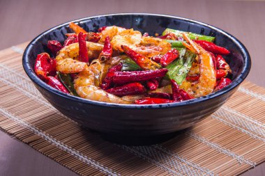 Lezzetli ızgara karides ve biber manzarası. 