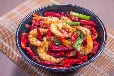 Lezzetli ızgara karides ve biber manzarası. 