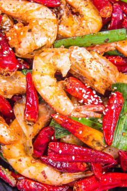 Lezzetli ızgara karides ve biber manzarası. 