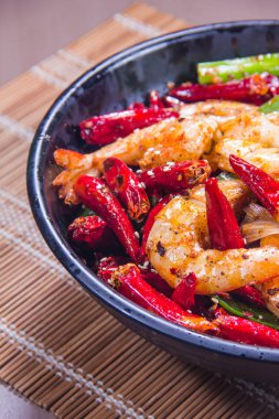 Lezzetli ızgara karides ve biber manzarası. 