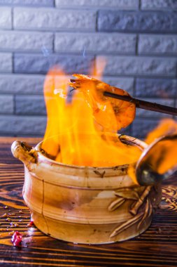 Arka planda baharatlı kızarmış karides.