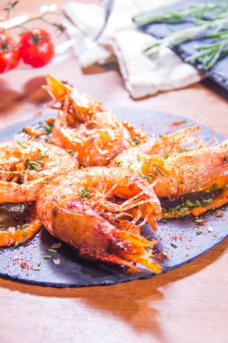 Arka planda ızgara karideslerin görüntüsünü kapat