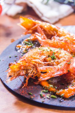 Arka planda ızgara karideslerin görüntüsünü kapat