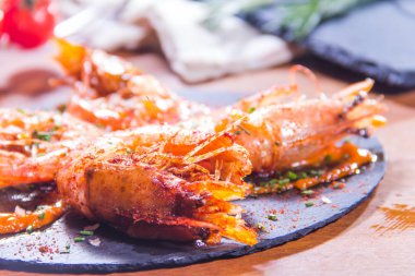 Arka planda ızgara karideslerin görüntüsünü kapat