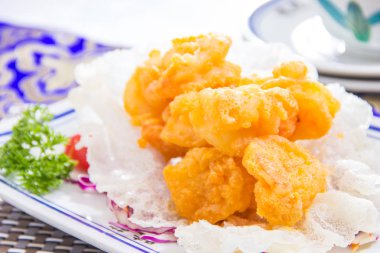 Soslu ve peynirli kızarmış tavuk kanadı.