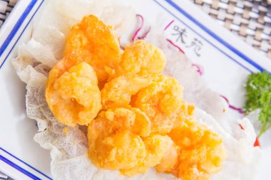 Soslu kızarmış tavuk kanadı.