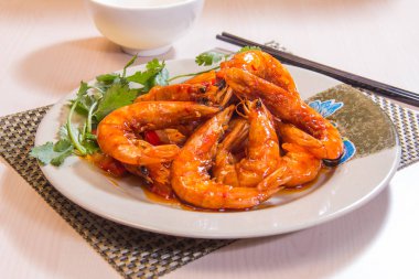 Arka planda ızgara karideslerin görüntüsünü kapat