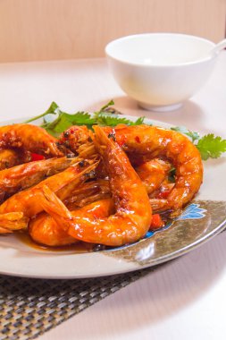 Arka planda ızgara karideslerin görüntüsünü kapat