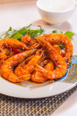 Arka planda ızgara karideslerin görüntüsünü kapat