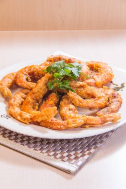 Arka planda ızgara karideslerin görüntüsünü kapat