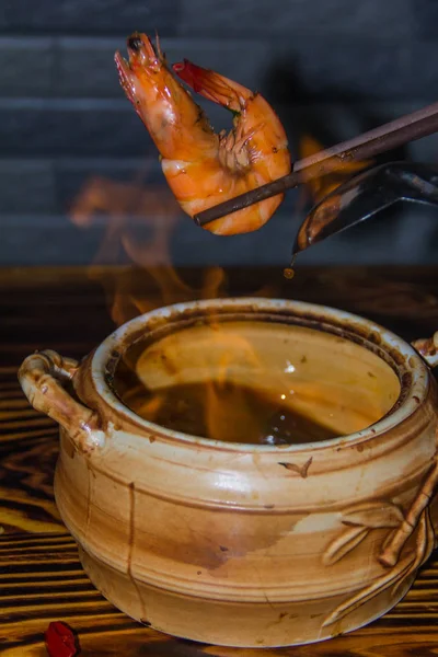 Mano Con Camarones Fritos Con Especias Fuego Fondo —  Fotos de Stock